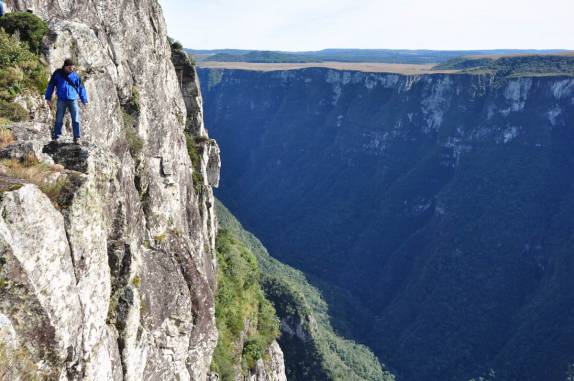 Arriscando-se nas paredes do canyon Fortaleza, em Cambará do Sul - RS